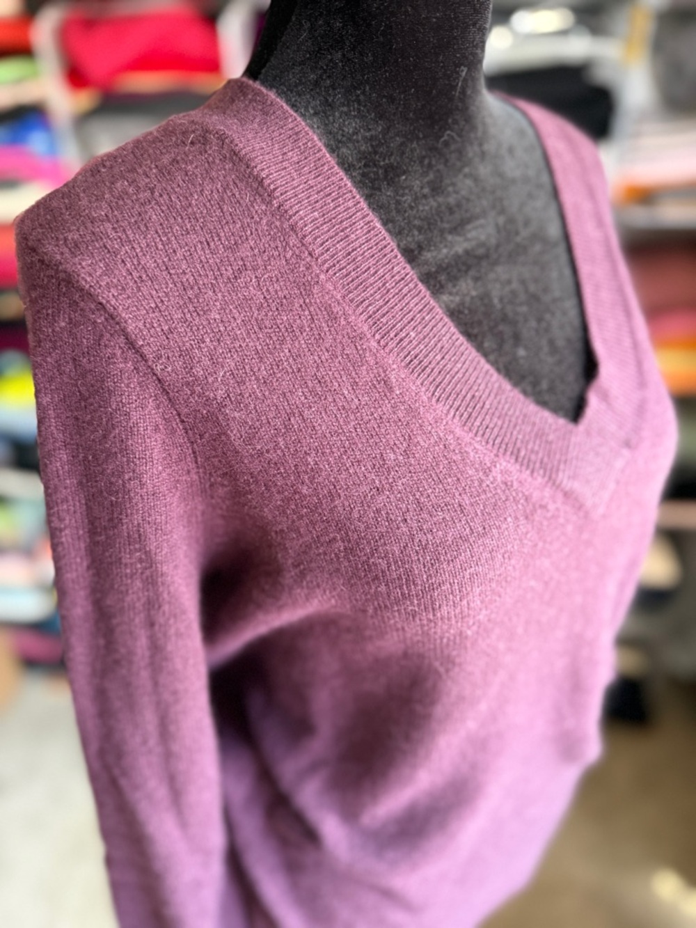 Halogen V-Neck Cashmere Sweater in Burgundy Mauve
